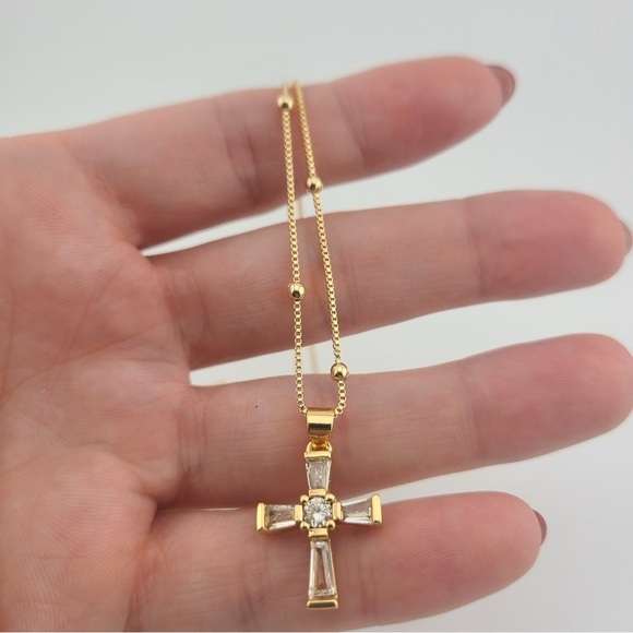 Elegant Gold Cross Pendant Necklace - Picture 1 of 4